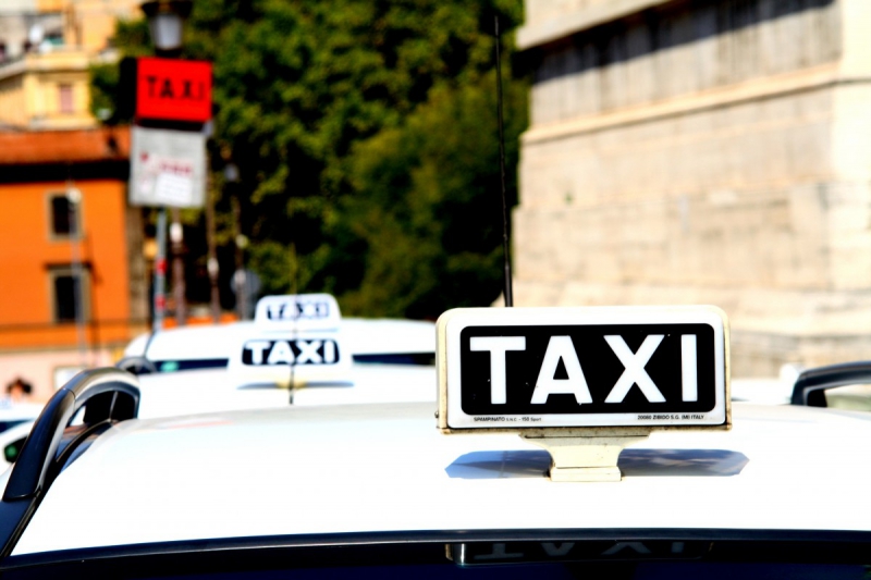 taxis-ROQUEBILLIERE-min_taxi_auto_rome_road_white-1051610